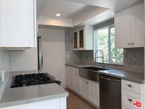 Building Photo - 853 Hayworth Ave
