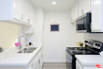 Building Photo - 536 Manhattan Pl