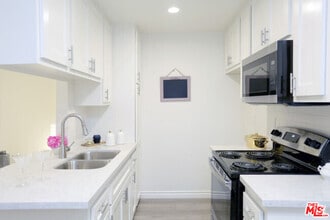 Building Photo - 536 Manhattan Pl