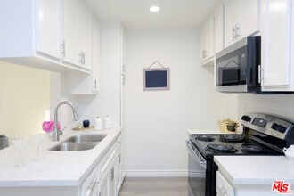Building Photo - 550 S Manhattan Pl