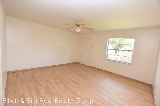 Building Photo - 613 Robin Rd