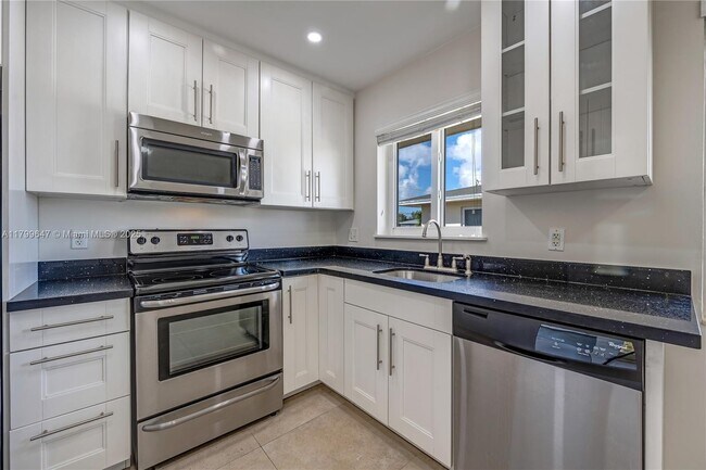 Foto del edificio - 930 SW 24th Ct