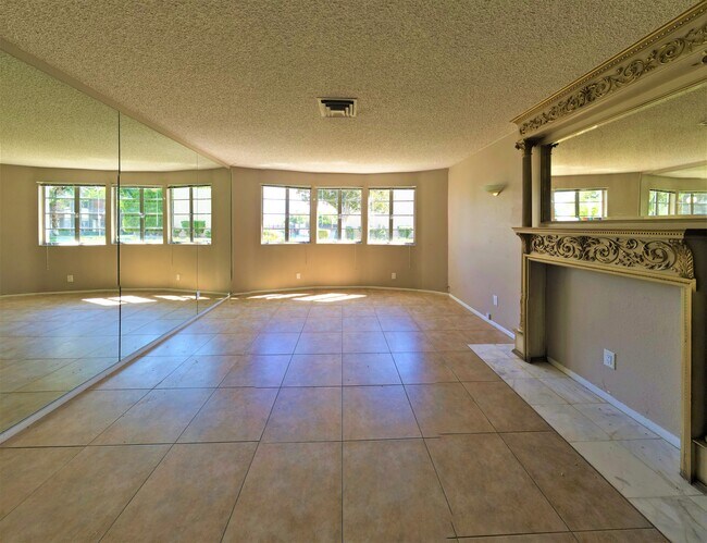 Building Photo - 3420 Townhouse Dr