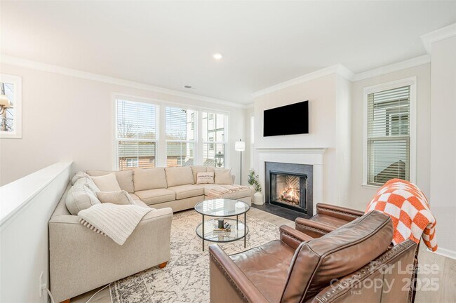 Foto del edificio - 6027 Towering Oaks Dr