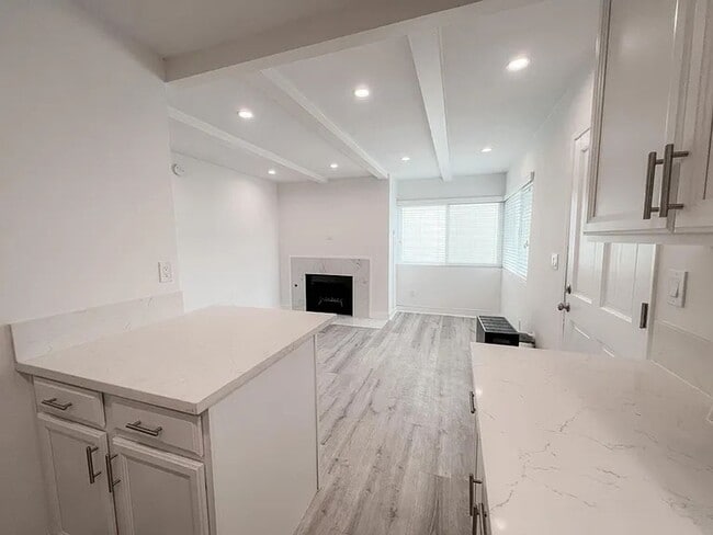 Building Photo - Luxury 1  Bedroom Ocean View Apartment wal...