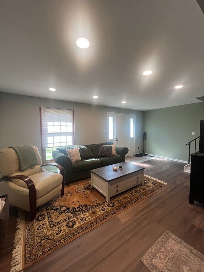 Building Photo - 3 bedroom Condo - Includes resident only c...