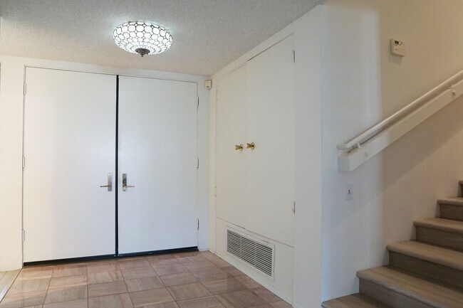 Foto del edificio - 1460 Hillview Cove