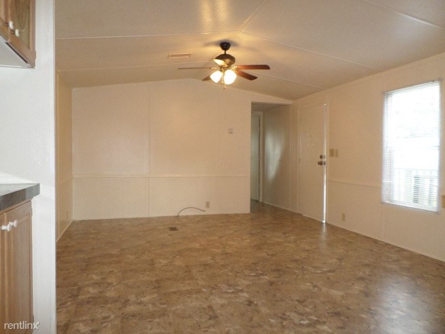 Building Photo - 15228 Lemoyne Blvd