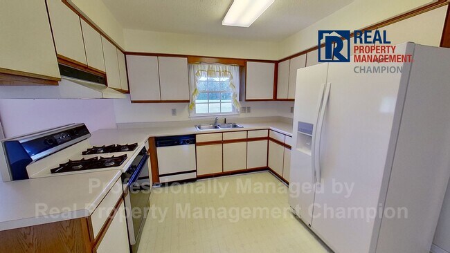 Building Photo - Spacious Ranch Home on 3 Acres