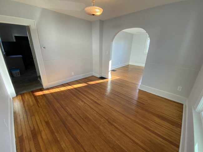 Building Photo - 705 Maple Ave
