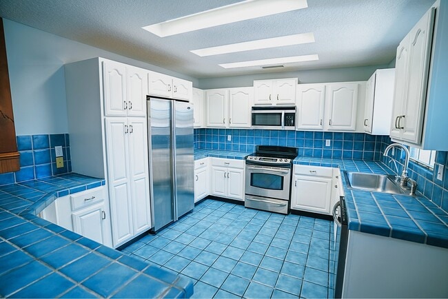 Building Photo - 601 Palm Tree Rd