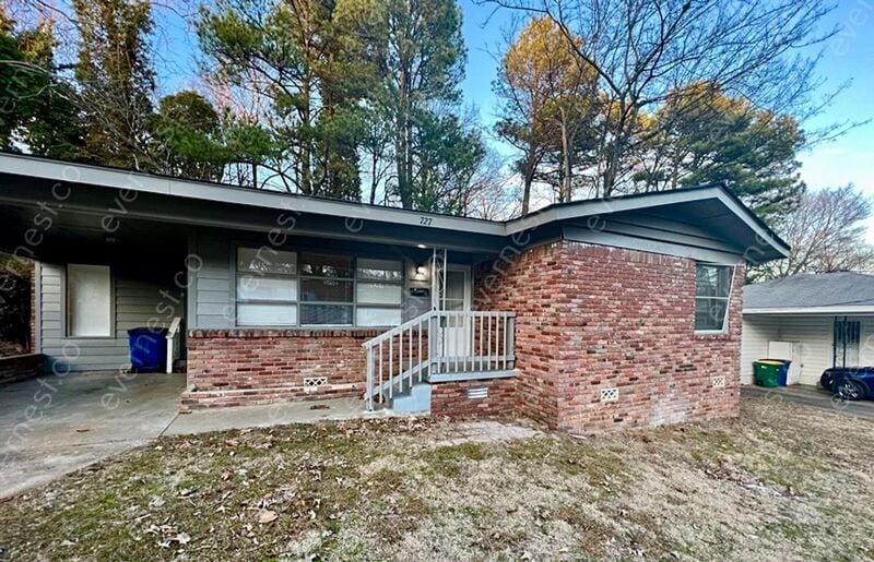 Primary Photo - 727 Skyline Dr