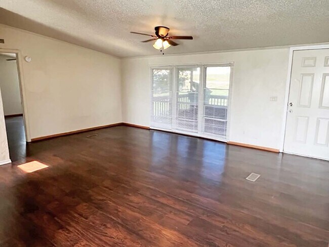 Foto del edificio - Great 4 Bdrm 2 Bath Manufactured Home in R...