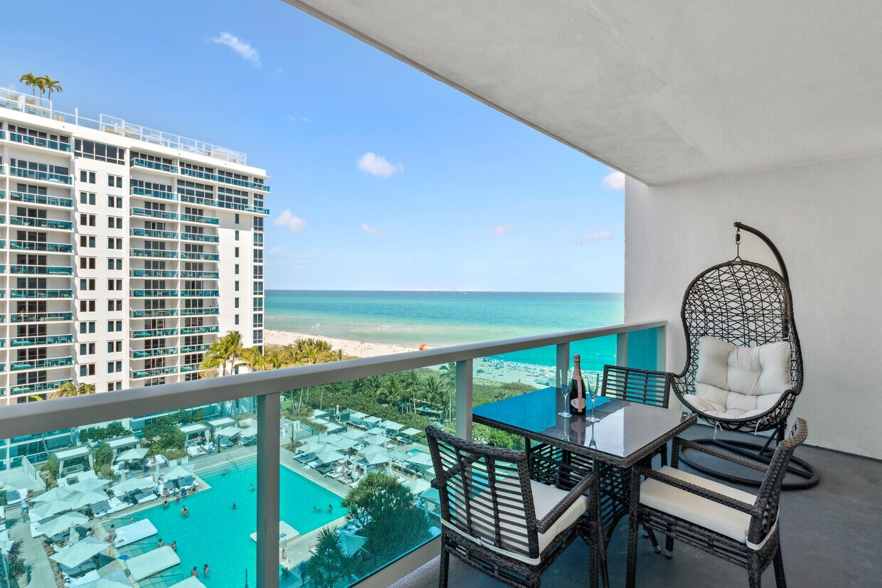 Primary Photo - 2301 Collins Ave