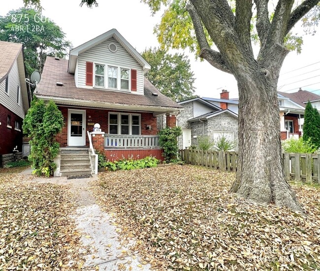 Photo du bâtiment - RECENTLY UPDATED 2 STOREY HOME ON WEST END