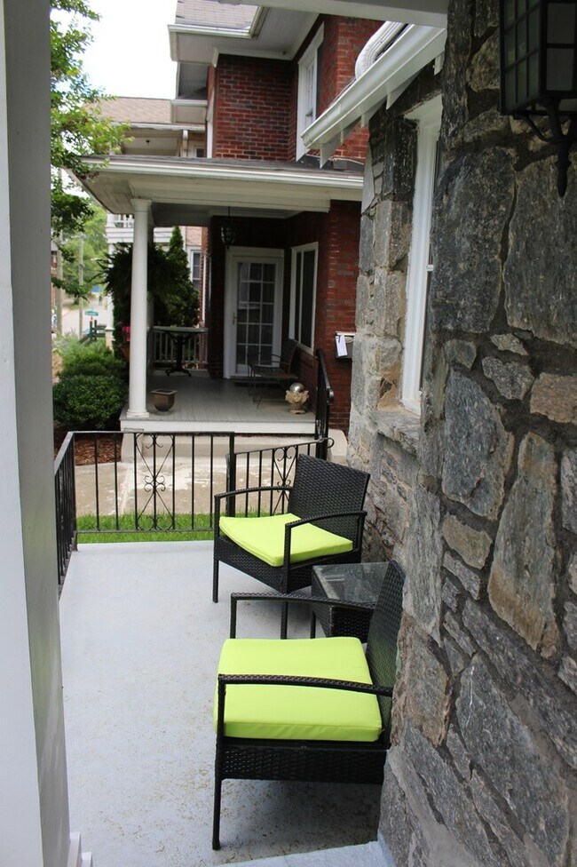 Foto del edificio - Central AVL - Updated Montford Beauty!