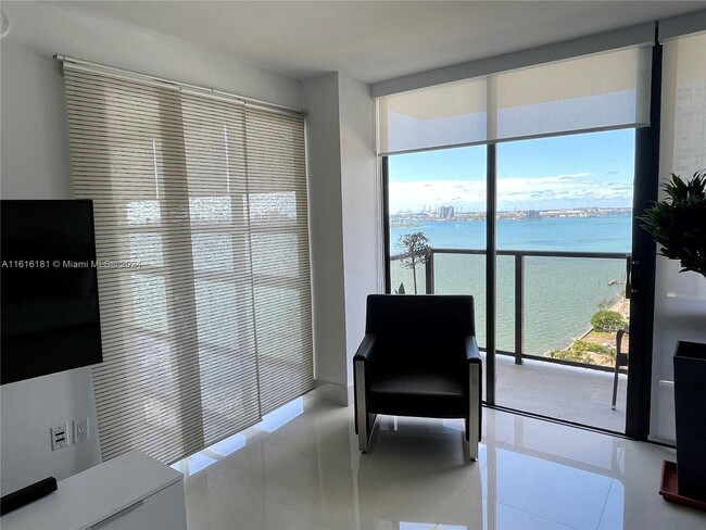 Foto del edificio - 600 NE 36th St