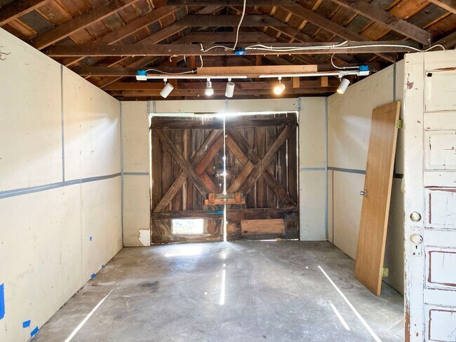 Foto del edificio - Pet-friendly home with a detached garage!