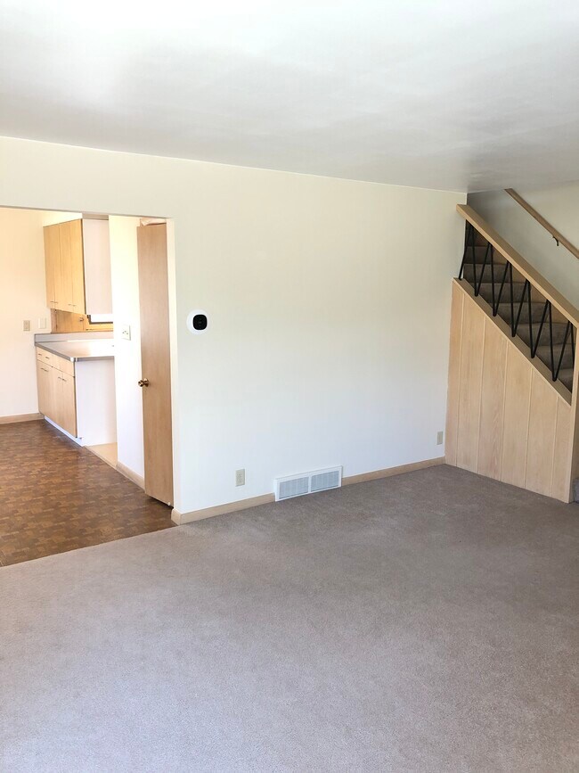 Sala de estar y comedor - 8747 Parkview Ct