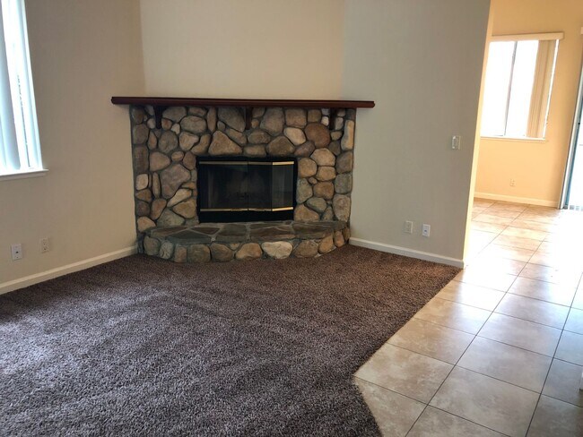 Foto del edificio - Well Maintained Single Level 4 Bedroom, Fo...