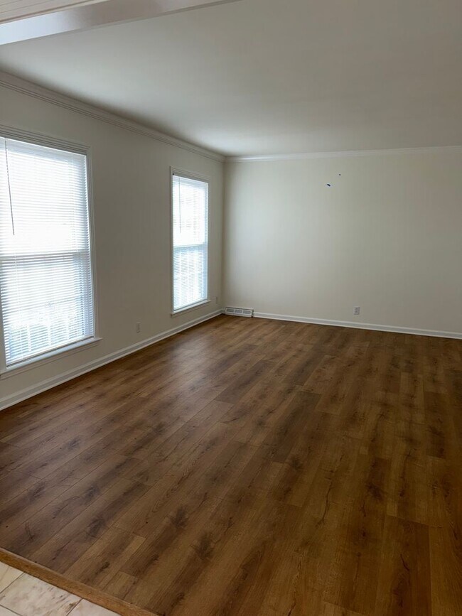 Building Photo - Ranch Style Living in Brentwood