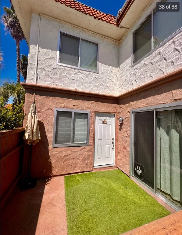 Foto del edificio - 10235 Madrid Way