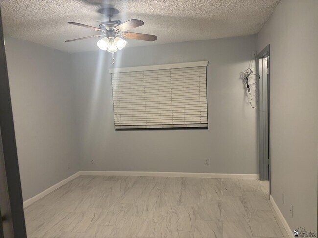 Foto del edificio - 4598 W 17th St