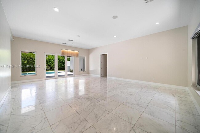 Foto del edificio - 511 Madeira Ave