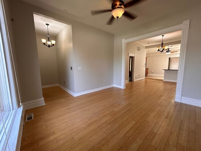 Foto del edificio - $0 DEPOSIT OPTION. CHARMING 3BED/2BATH VIC...