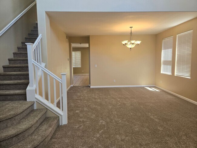 Building Photo - Spacious 4 Bedroom, 2.5 Bathroom Home clos...