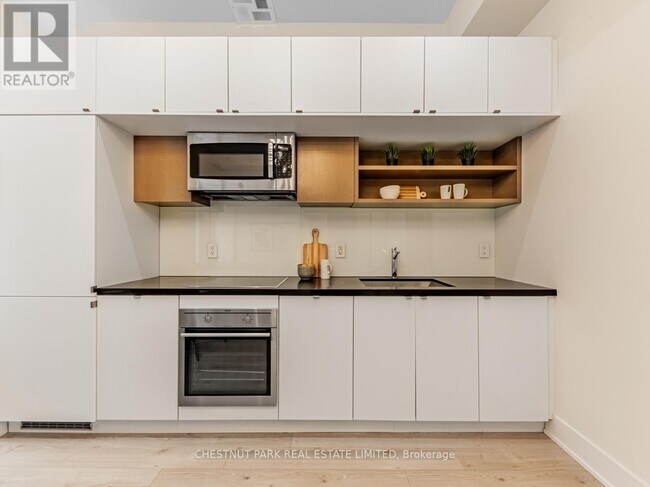 Photo du bâtiment - 111 St Clair Ave W