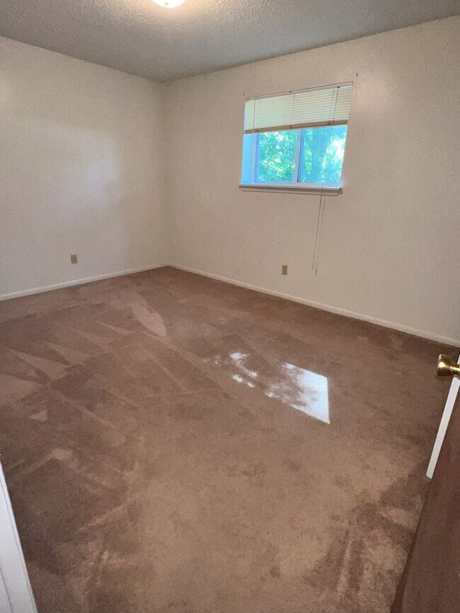 Building Photo - 2 Bedroom 1 Bath Garden Apartment Available