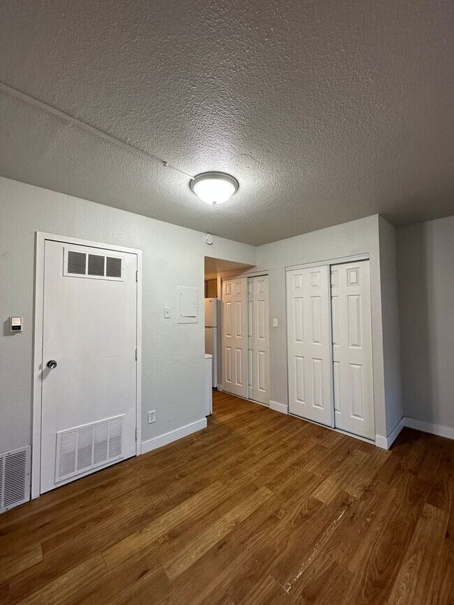 Foto del edificio - 3 Bed 1.5 Bath AVAILABLE NOW!!!
