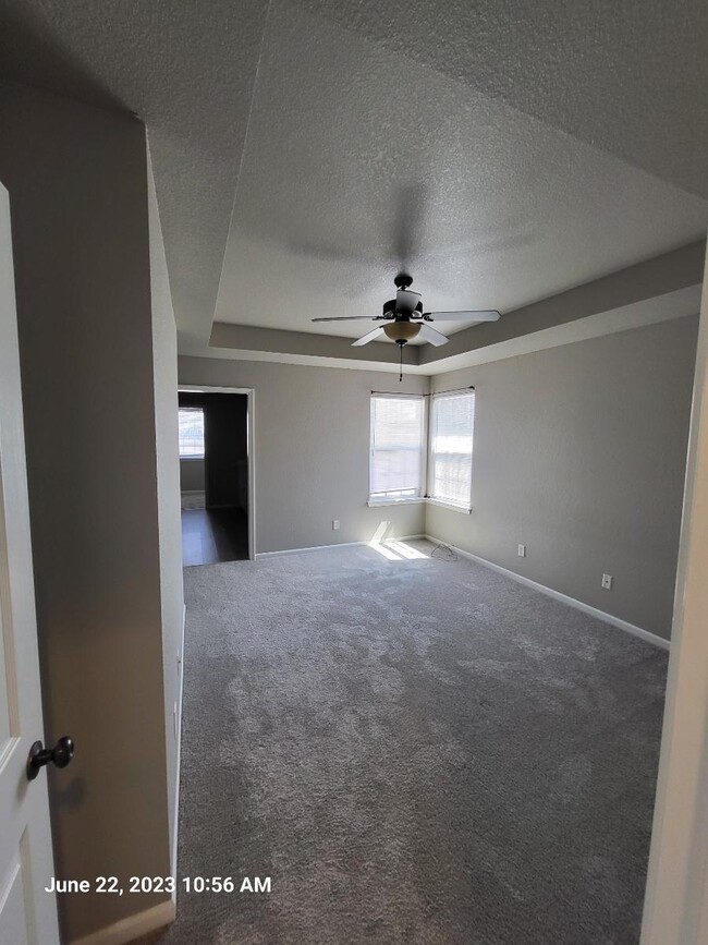 Building Photo - 2027 Hickoryleaf Ln