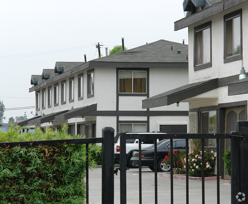 Building Photo - 1405 N Grove Ave