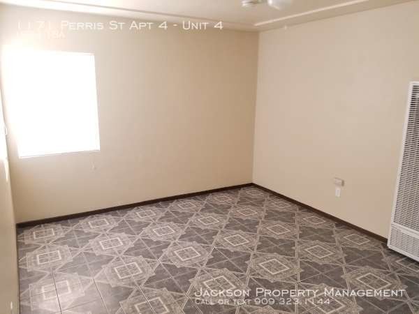 Building Photo - Great One Bedroom Duplex