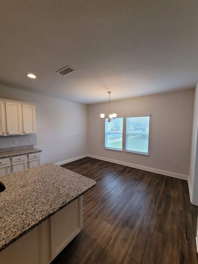 Building Photo - 4 Bedroom 2.5 Bath Home