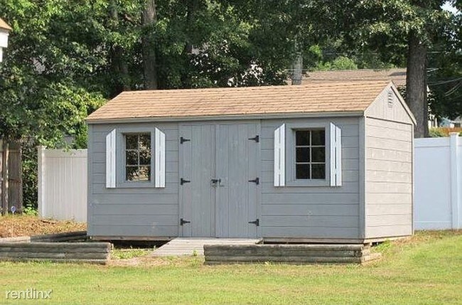 Building Photo - 3 br, 1.5 bath House - 32 Dodge Street