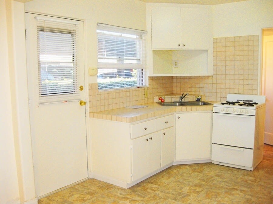 Kitchen - 682 E Main St