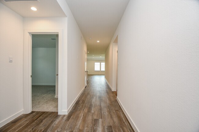 Building Photo - 1115 Yaupon Dr