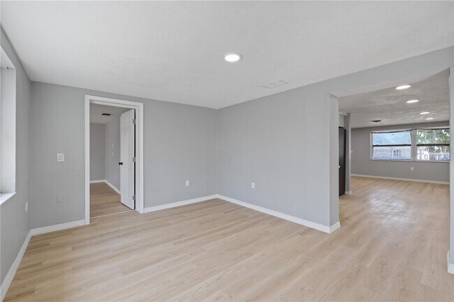 Building Photo - 4430 Shoreline Dr