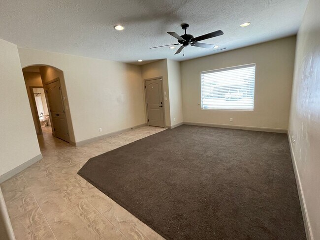 Foto del edificio - Pet-Friendly Three Bedroom Home in Riversi...