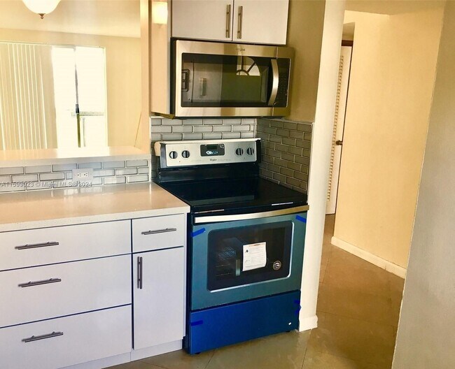 Building Photo - 1591 NE Miami Gardens Dr