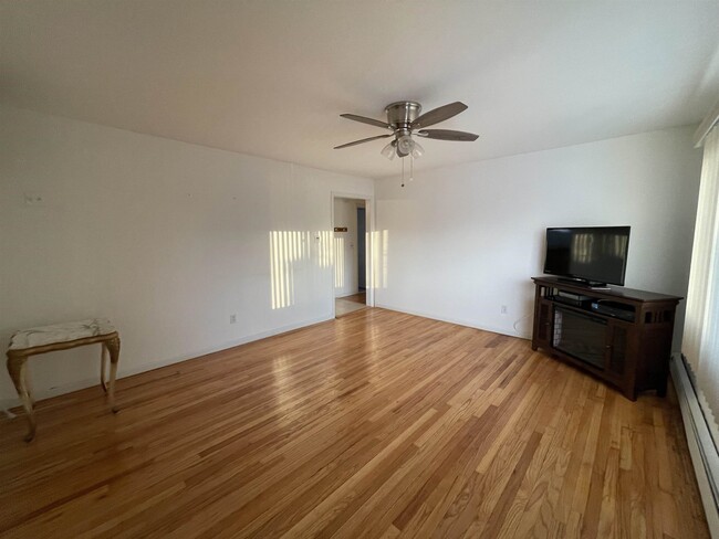 Building Photo - 908 River Dr