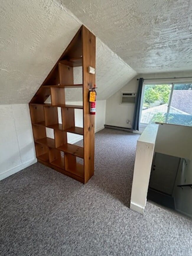 Foto del edificio - Upstairs Studio Apartment on Oneida Street...