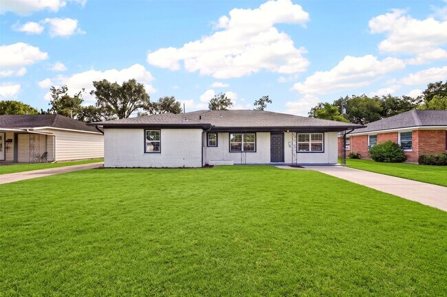 Building Photo - 1202 Dogwood Dr