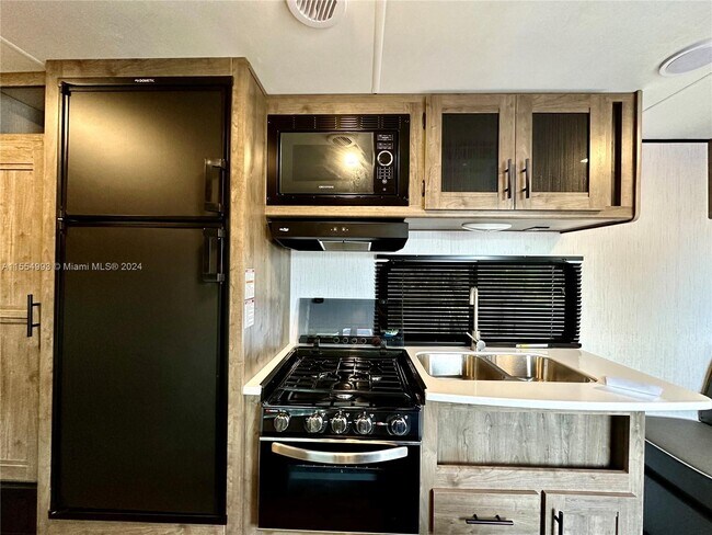 Foto del edificio - 20455 NW 44th Ave
