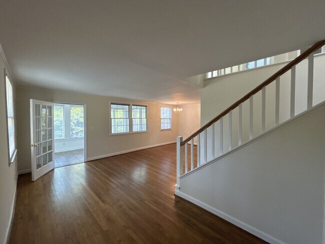 Foto del edificio - Great Myers Park home with 3 spacious bedr...