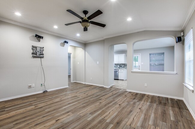 Building Photo - Remodeled single story 4 bedroom - Beautif...