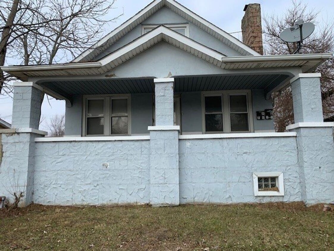 7615 Yacht Ave Unit Upper, Warren, MI 48091 Room for Rent in Warren